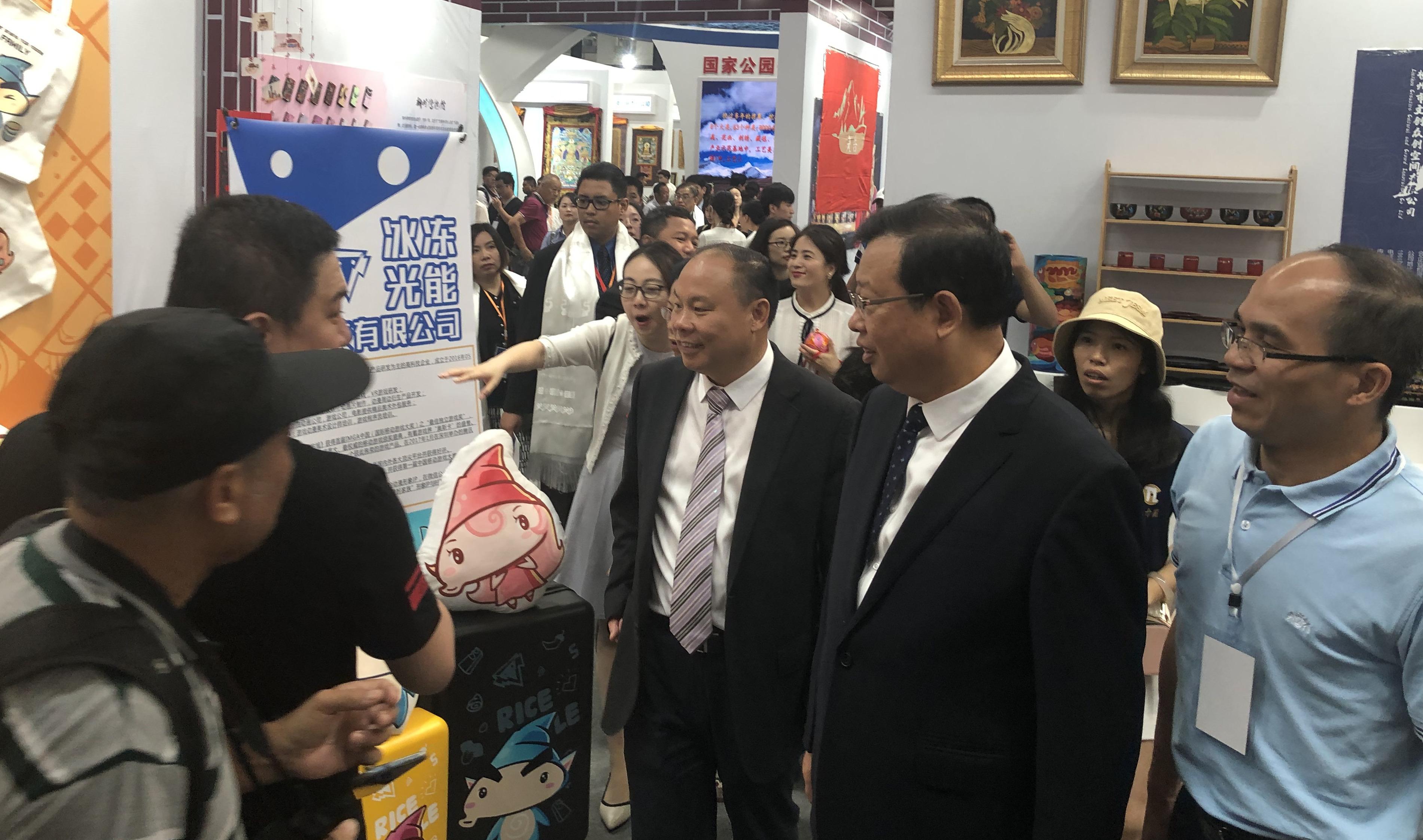 光影交织的梦幻盛宴，游戏动漫展盛况展示