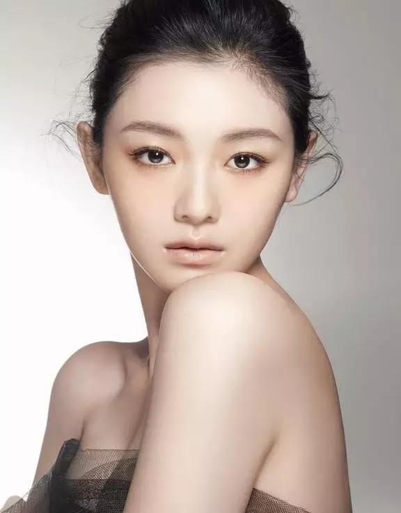 女明星的舞台与荧屏之旅，学习、变化与自信成就之路